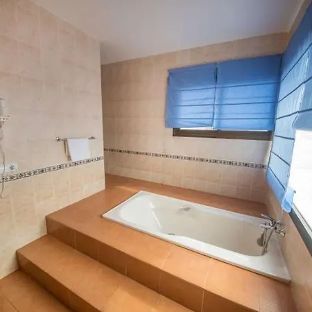 Playa Blanca Sleeps 6 Pool Wifi *